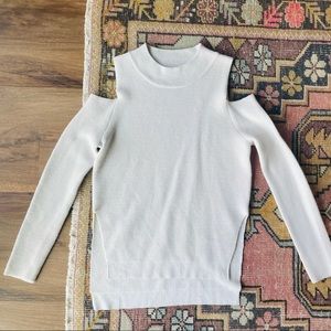 Open shoulder rubbed sweater
